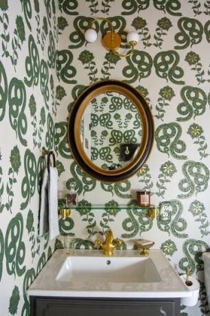 tapete s uzorkom zelene zmije i zakrivljeno isprazno svjetlo u tradicionalnoj kupaonici