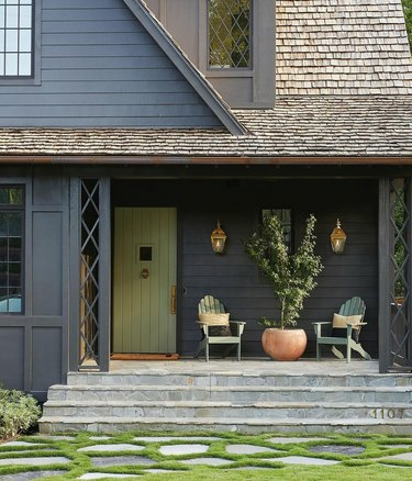 κάρβουνο γκρι σπίτι με πράσινη πόρτα