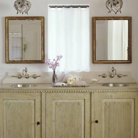 Kúpeľňa s nerezovým umývadlom navrhnutá spoločnosťou Giannetti Home