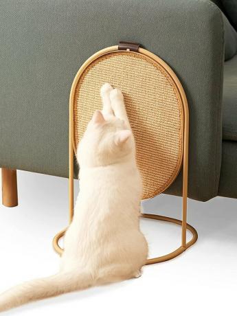 Este elegante rascador para gatos tiene un diseño tres en uno que se puede usar como un rascador para proteger muebles, un juego o una mesa auxiliar y un mueble para gatos.