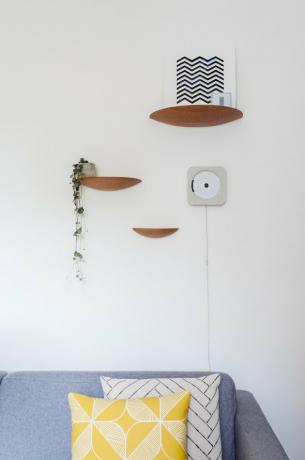 Apartamento contemporâneo com prateleiras minimalistas e almofadas