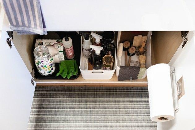 como organizar o armário da cozinha debaixo da pia