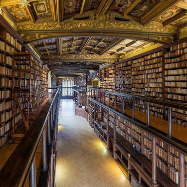 o interior da biblioteca bodleian em oxford, inglês