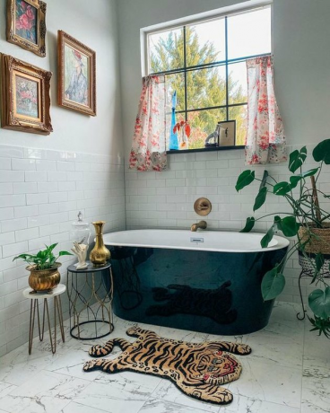 Sarisa Munoz The Indigo Leopard Home banheiro com lustre floral vermelho e banheira autônoma preta