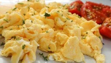 Huevos revueltos en un plato