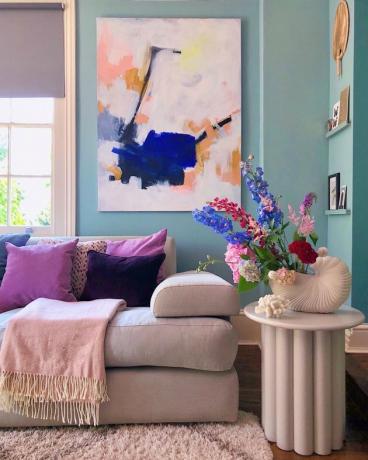 Tendências de decoração de outono na sala de estar colorida com vaso branco
