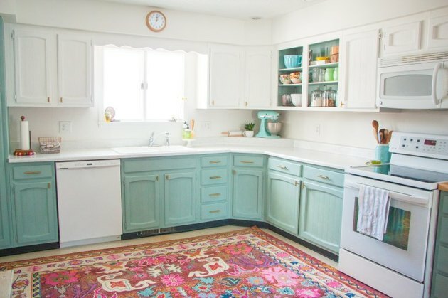 moderne witte en aqua kleur keuken met kleurrijk bedrukt vloerkleed