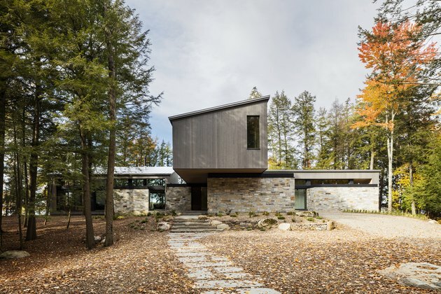 casa moderna quadrada com árvores nas proximidades