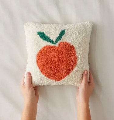 Urban Outfitters Peaches getuft mini sierkussen, $ 29