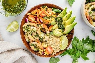 Una ripresa dall'alto dell'intera ciotola di gamberetti chimichurri piena di verdure e riso.