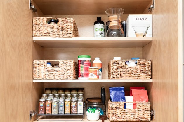 como organizar o armário da cozinha com cestos de armazenamento