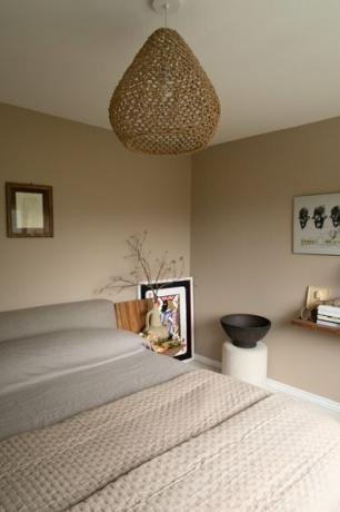 „Duett Interiors“ įkūrėjas Tiffany Thompsono neutralus miegamasis su žemišku dekoru