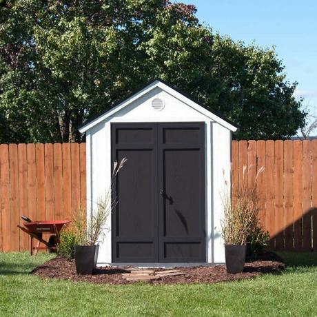 Galpão contemporâneo em preto e branco com portas lineares