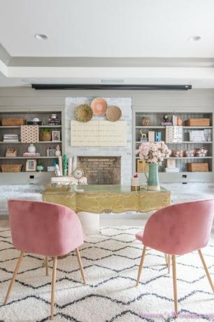 pastelová sklepní kancelář s vestavěnými policemi a růžovými židlemi