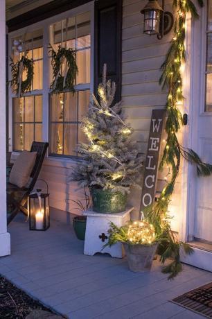 Idéias de luzes de Natal em uma pequena varanda com grinaldas