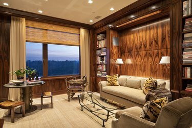 sala com painéis de madeira com sofá