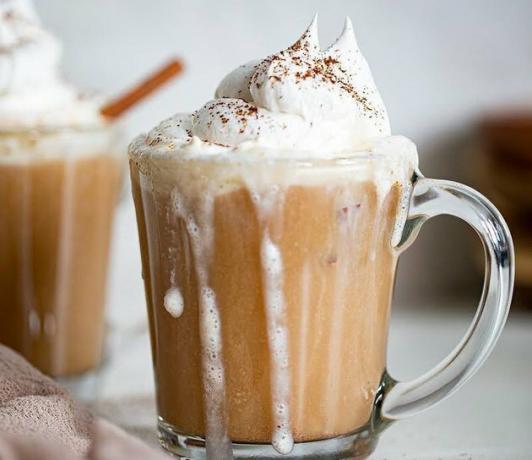 orquídeas + chá doce Apple Chai Latte com chantilly e especiarias por cima