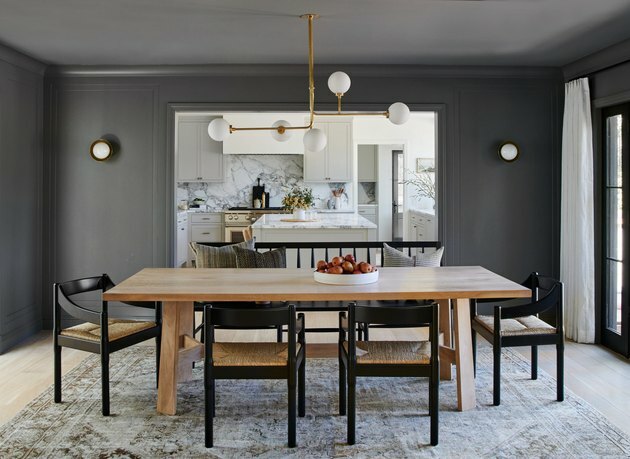 sala de jantar de cor carvão com paredes e teto pintados
