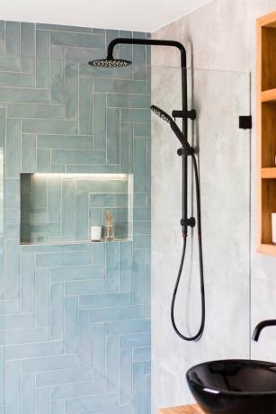 Azulejo de chuveiro azul em um tom de água em um chuveiro moderno