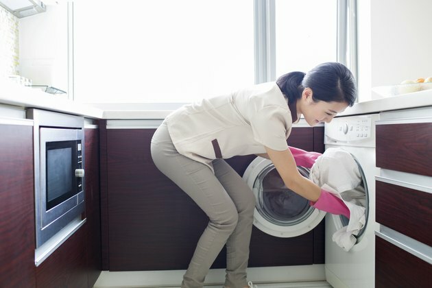 Personale domestico a fare il bucato