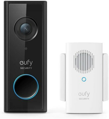 Близък план на система за видео звънец на Eufy