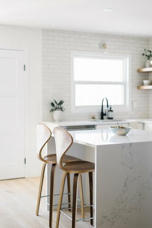 marmeren kookeilandideeën met stoelen en gebogen houten stoelen