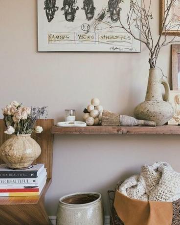 „Duett Interiors“ įkūrėja Tiffany Thompson neutrali miegamojo detalė
