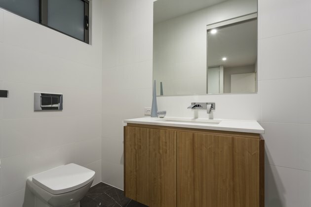 Modernus vonios kambario interjeras