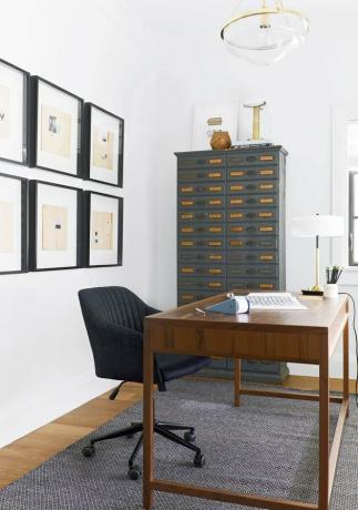 Domáca kancelária Feng Shui s vintage a minimálnym dekorom a dreveným stolom