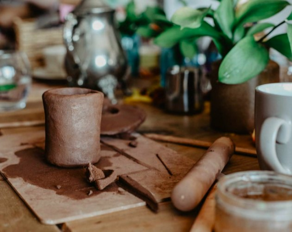Plantas de cerâmica e canecas em uma mesa