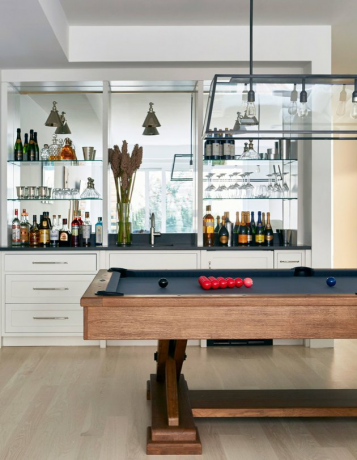Mesa de sinuca, construída em Bar Contemporâneo com espelhos, piso de madeira maciça.