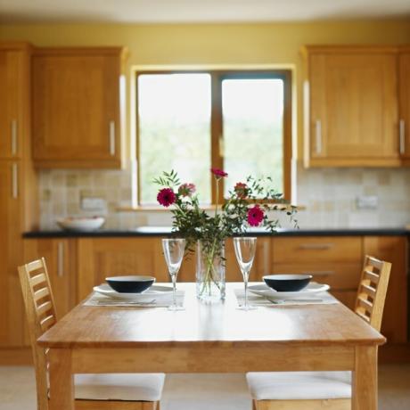 table à manger dans la cuisine