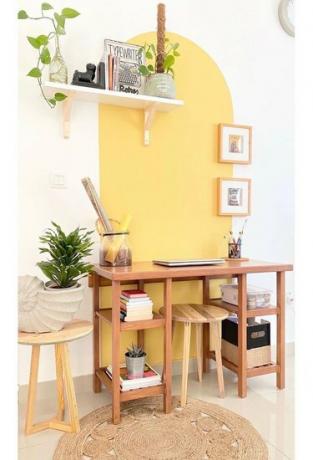 białe biuro domowe z żółtą ścianą akcentującą, pływająca półka na ścianie z roślinami
