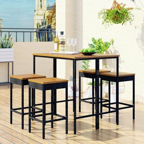 Rattan splendidamente strutturato e legno pregiato si uniscono per creare questo set da pranzo semplice ma speciale. Che tu stia sorseggiando un cocktail o sedendoti per un pasto di mezzogiorno, questo set da bistrot ad altezza bar sarà l'aggiunta perfetta al tuo cortile, terrazza o patio.