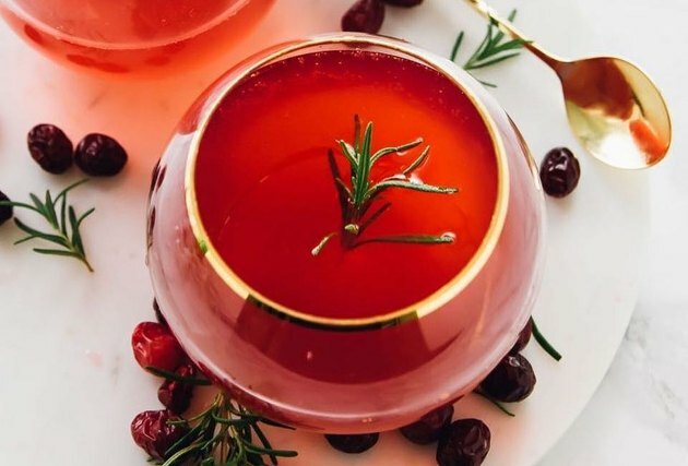 Jessica virtuvės žieminių spanguolių džino „Fizz“ kokteilyje