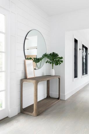 Corredor shiplap branco no corredor de entrada da Chango & Co.