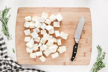Queijo brie cortado em pedaços de 1 polegada