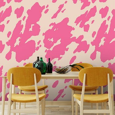 Roze koeienprint behang van Otto Studio