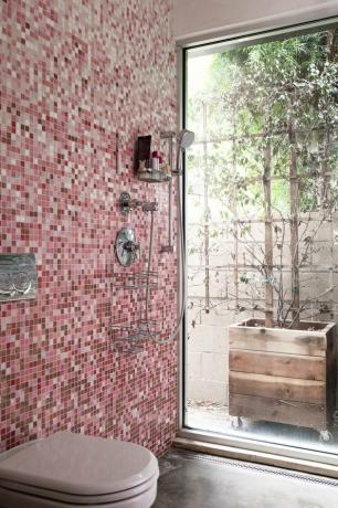 muro del bagno piastrellato rosso e rosa