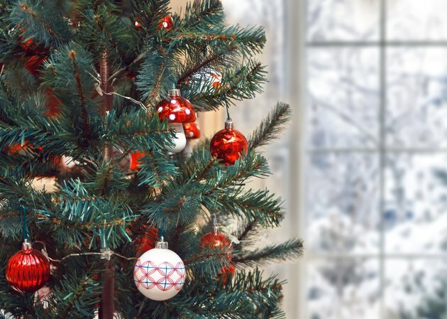 Kerstboom met Kerstmisdecoratie dichtbij door de winter bevroren venster