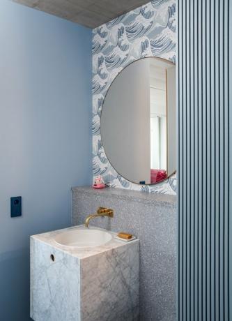 cor do banheiro azul celeste com espelho e backsplash com papel de parede
