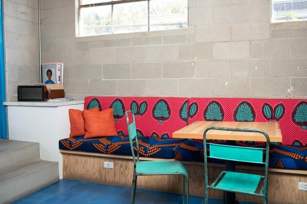 banqueta vibrante com cores secundárias