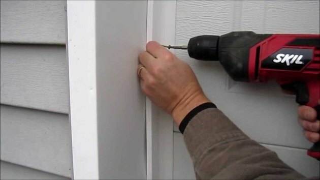 Installation af garageport weatherstripping.