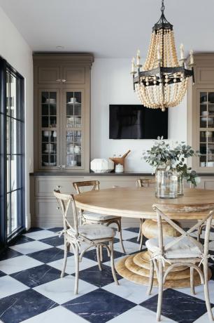 Franse landelijke eetkamer in keuken met ronde tafel van Lifestyled Co