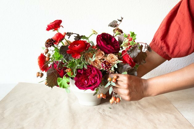 kleurrijke val middelpunt met rozen in vaas op tafel