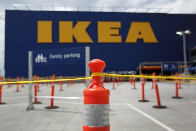 Kunder stiller op til åbning af Ikea-butikken i Colorado