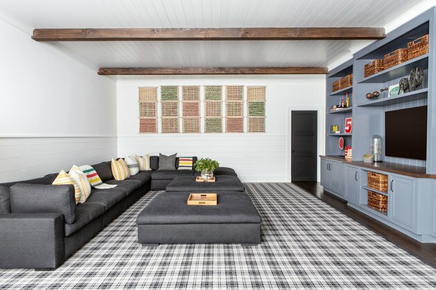 ideia de quarto familiar de casa de fazenda com tapete xadrez e vigas de madeira