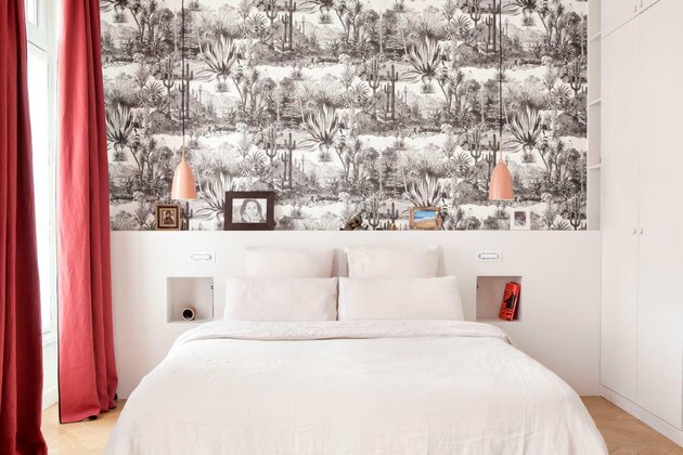 ideia de cor preto e branco para quarto com papel de parede e cortinas vermelhas