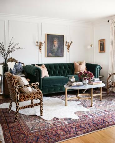 Woonkamer in Hollywood Regency met een groen fluwelen bank en stoelen met luipaardprint