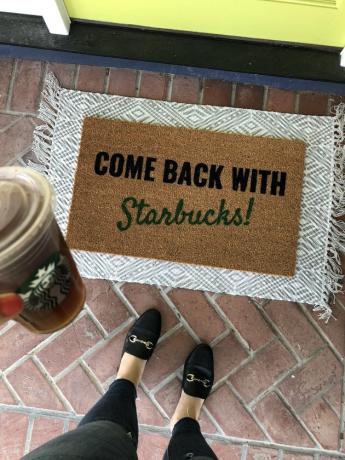 Voltar com tapete de queda Starbucks com tapete cinza e branco por baixo